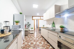 Fridge, microwave, oven, stovetop - Holiday Home 'Casa Maruchi Apartment 2' with Wi-Fi (Almería)