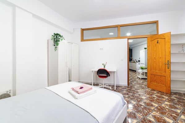 4 chambres, fer et planche à repasser, Wi-Fi gratuit, draps fournis