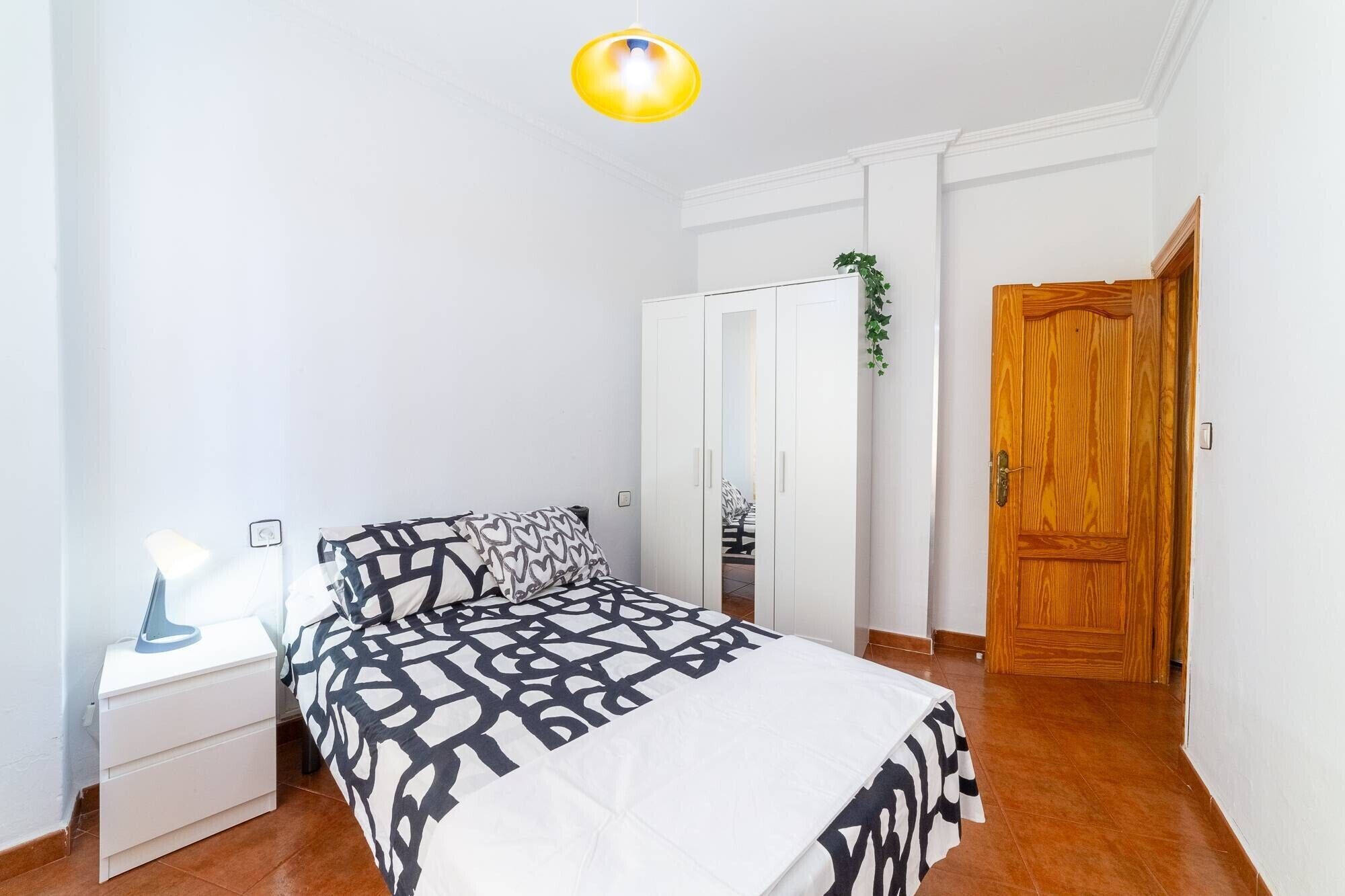 3 slaapkamers, een strijkplank/strijkijzer, gratis wifi, beddengoed