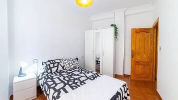 3 slaapkamers, een strijkplank/strijkijzer, gratis wifi, beddengoed