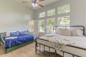 8 Schlafzimmer, Schreibtisch, Reisekinderbett, WLAN