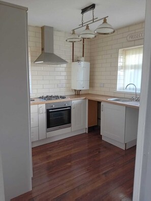 Fridge, microwave, oven, stovetop - Crynallt Road Apartment - Neath (Neath)