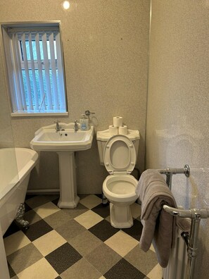 公寓 | 浴室 | 淋浴/浴缸二合一、全浸式浴缸、吹風機、毛巾