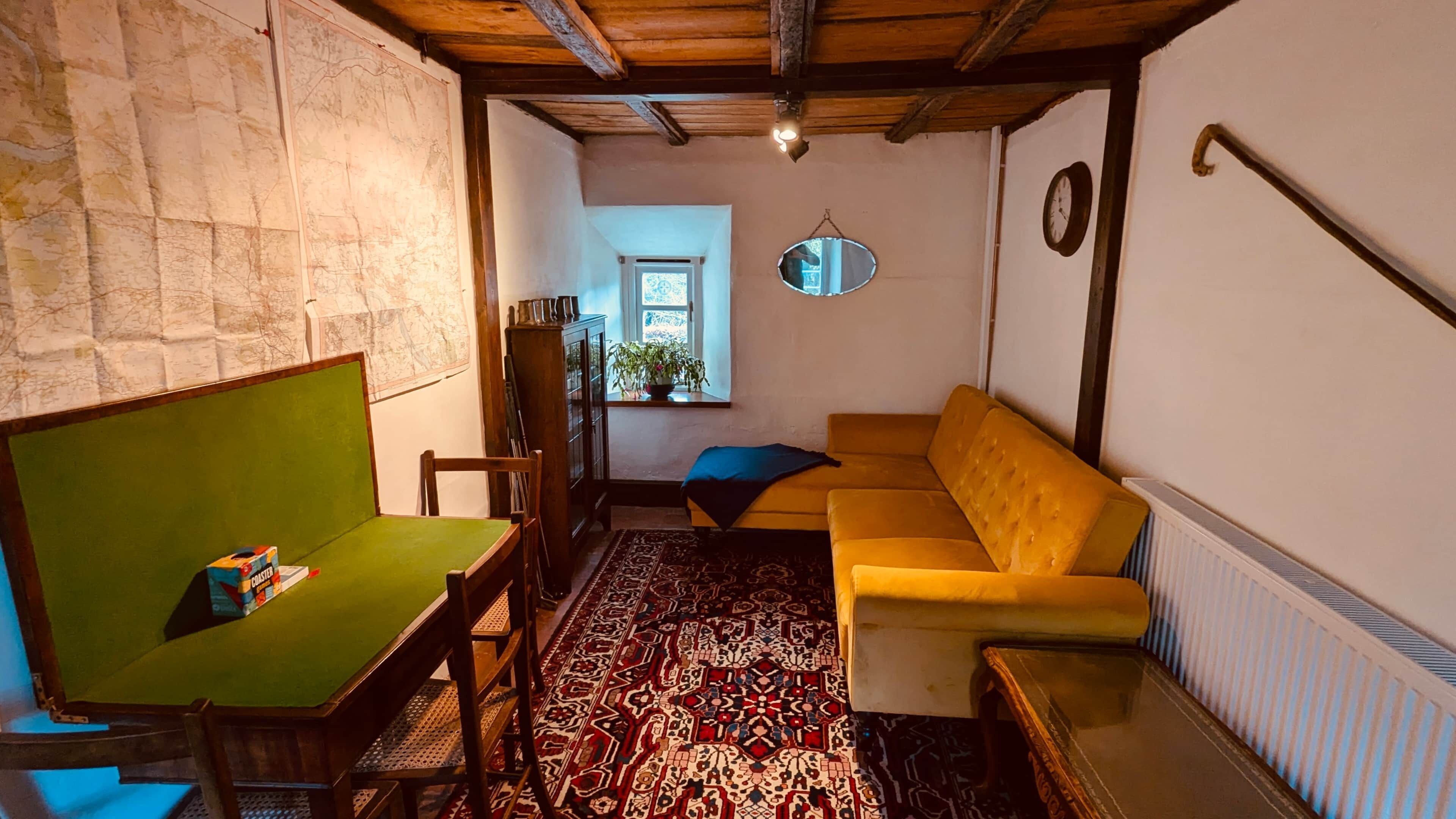 智能電視、壁爐、書籍