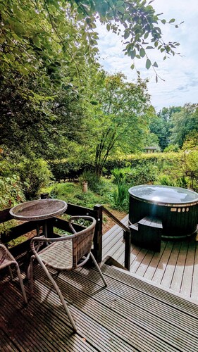 Historic 1600 Cottage with Hot Tub, Private Estate