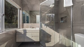 Shower, jetted tub, hair dryer, towels - Hideaway Bayside by HolidayCo. (KILLCARE)