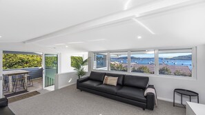 TV - Hideaway Bayside by HolidayCo. (KILLCARE)