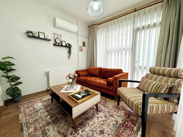 Smart TV - Modern Furnished Historical House (İstanbul)