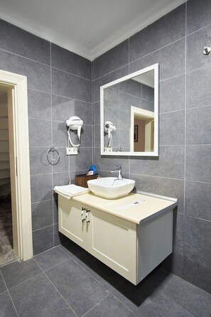 Shower, hair dryer, bidet, towels - Modern Furnished Historical House (İstanbul)