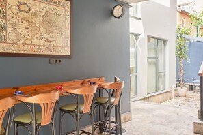 Outdoor dining - Modern Furnished Historical House (İstanbul)