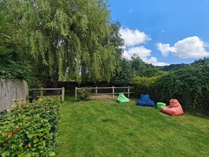Property grounds - King Arthur's Rest - Sleeps 10, Hot Tub & Garden (Yeovil)