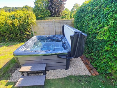 King Arthur's Rest - Sleeps 10, Hot Tub & Garden