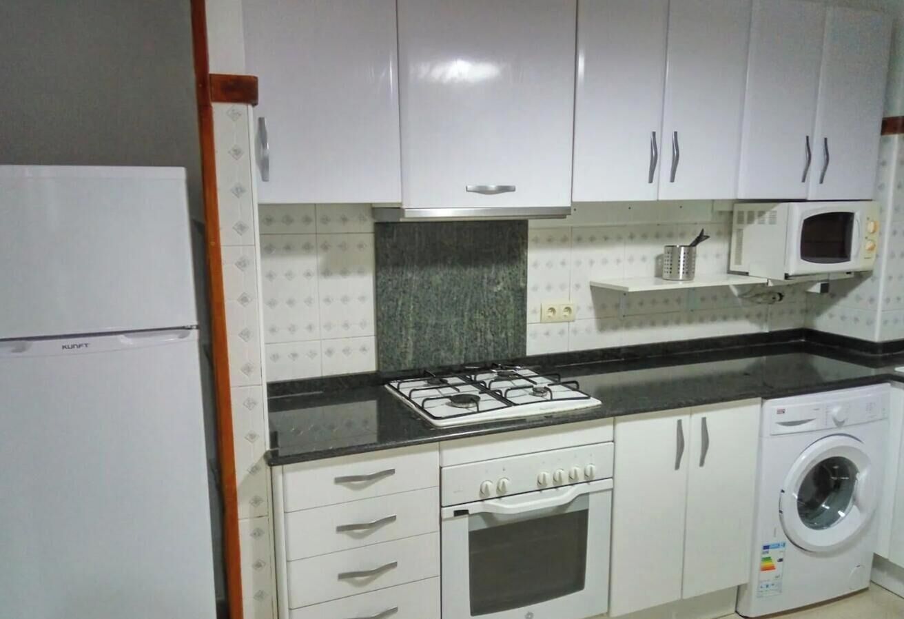 Cafetera o tetera, frigorífico, microondas y horno