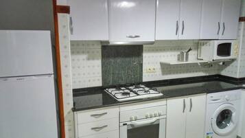 Cafetera o tetera, frigorífico, microondas y horno