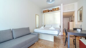 Een strijkplank/strijkijzer, gratis wifi, beddengoed