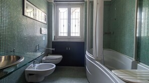 Douche, sèche-cheveux, bidet, serviettes fournies