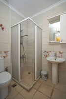 Habitación individual, vistas a la ciudad | Baño | Ducha, artículos de higiene personal ecológicos y secador de pelo