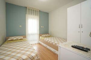 Habitación clásica con 2 camas individuales | Ropa de cama de alta calidad, escritorio, wifi gratis y ropa de cama