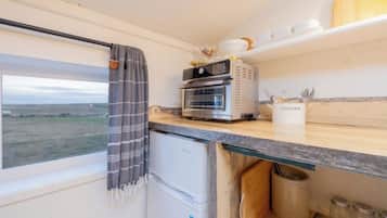 Kühlschrank, Wasserkocher mit Kaffee-/Teezubehör, Wasserkocher, Toaster