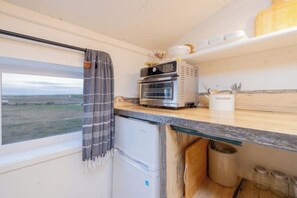 Refrigerador, cafetera y tetera, tetera eléctrica y tostadora