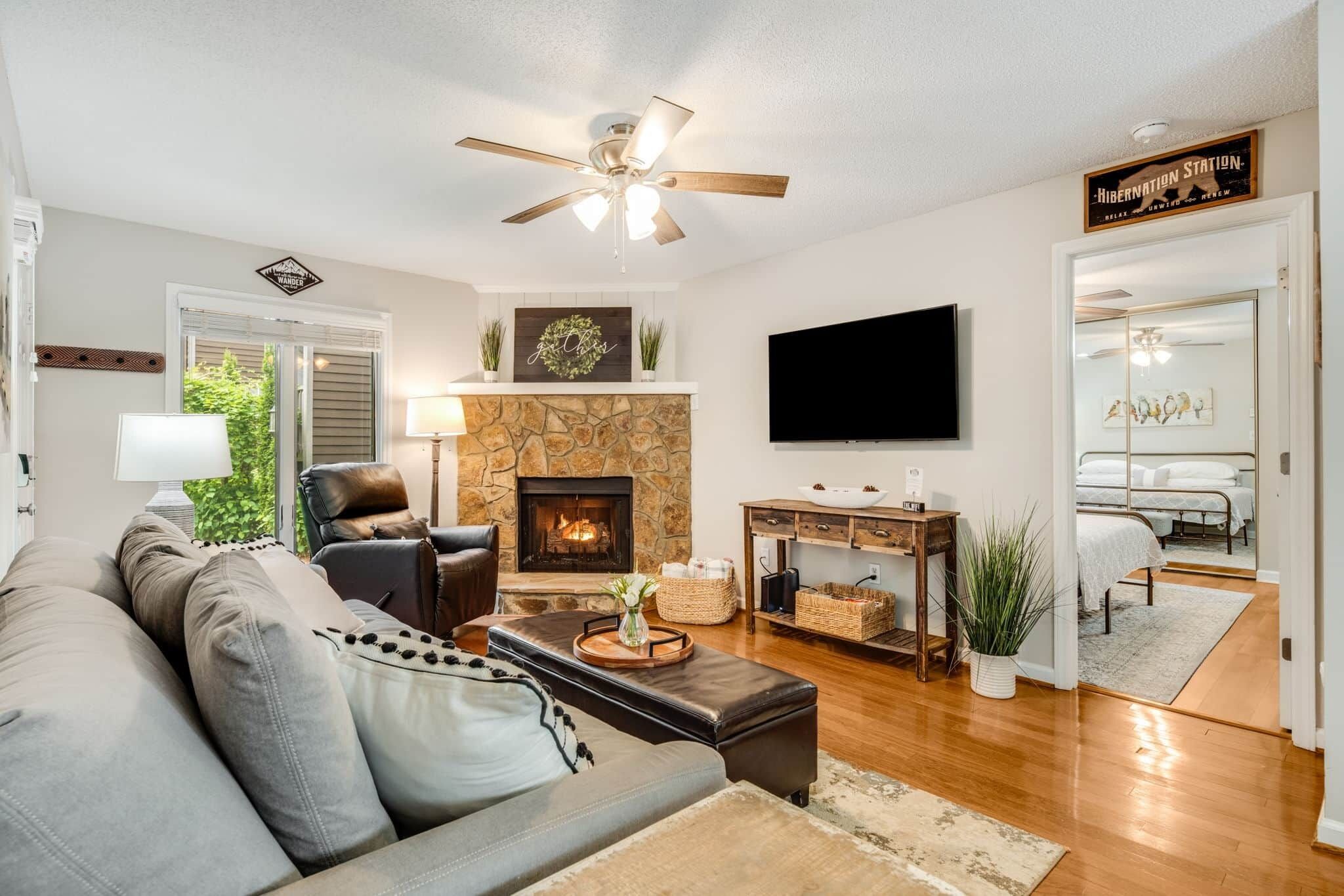 TV, fireplace