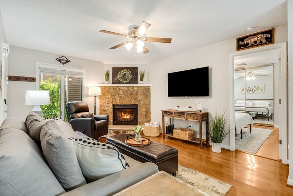 TV, fireplace
