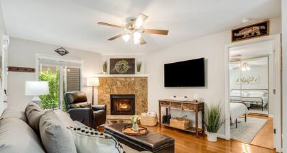 Cozy 1st Floor, Walk to Main, Fireplace, King Beds