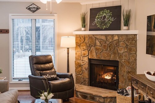 Cozy 1st Floor, near Ski! Walk to Main, Fireplace