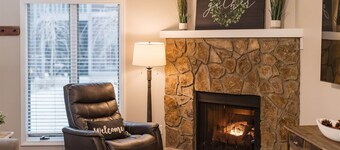 Cozy 1st Floor, Walk to Main, Fireplace, King Beds