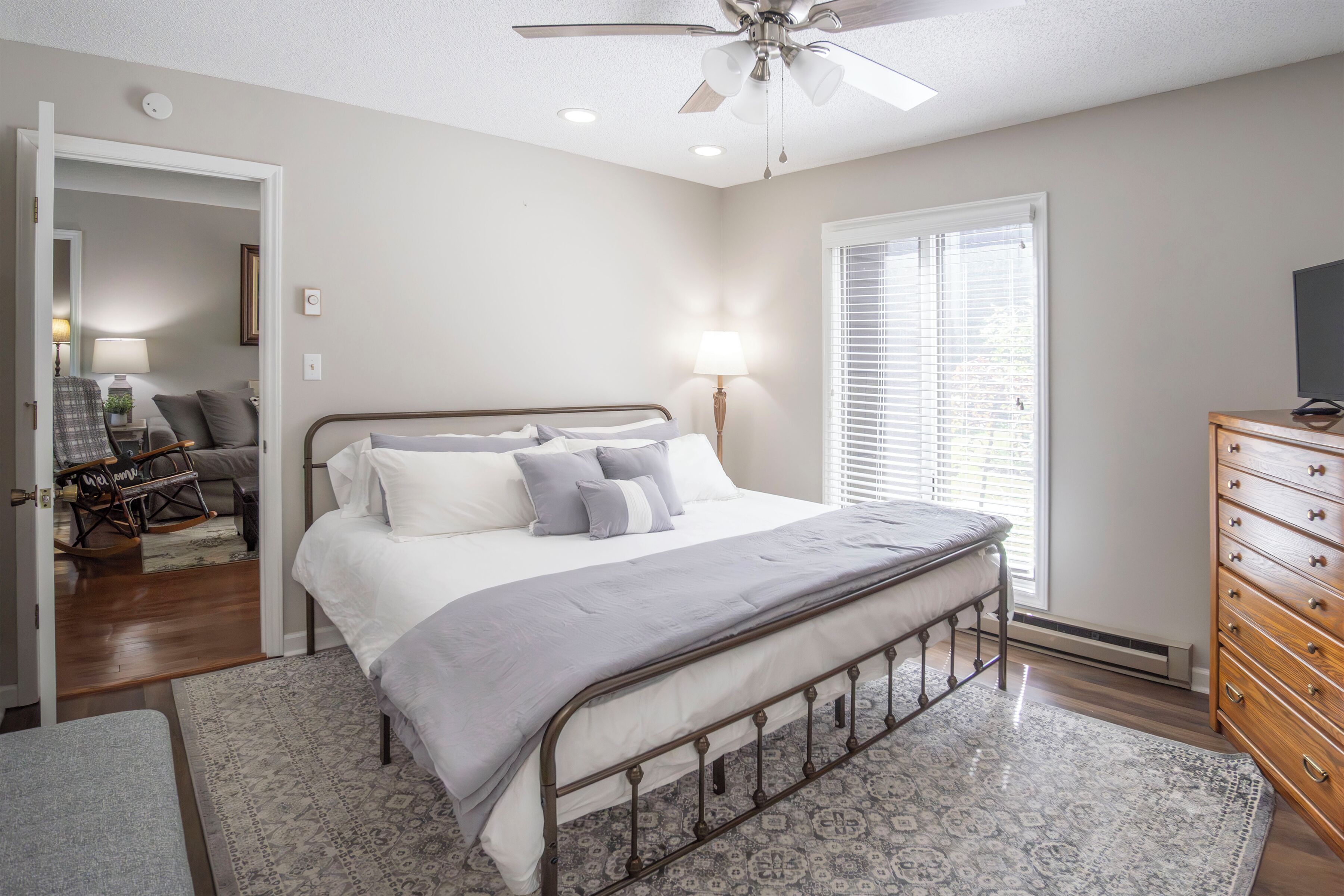 2 habitaciones, tabla de planchar con plancha, wifi y ropa de cama 