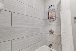 Haartrockner, Handtücher, Seife, Shampoo