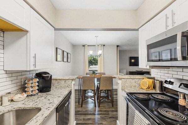 Microondas, placa de cocina, lavavajillas y cafetera o tetera