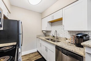 Micro-ondes, plaque de cuisson, lave-vaisselle, cafetière/bouilloire