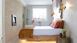 A bedroom with a bed, a bedside table, a window, and a wall-mounted light fixture. - Apartment 'Playa Salinas Grupo Terra De Mar' with Sea View, Wi-Fi and Air Conditioning (Calpe)