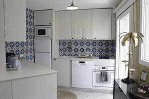 Fridge, microwave, oven, stovetop - Apartment 'Playa Salinas Grupo Terra De Mar' with Sea View, Wi-Fi and Air Conditioning (Calpe)