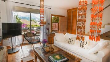 Een televisie en een open haard