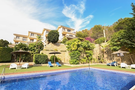 Pool. Bungalow 'Alegre Playa Grupo Terra De Mar' with Mountain View, Wi-Fi and Air Conditioning