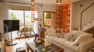 Een televisie en een open haard