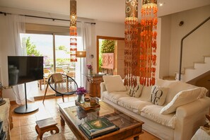 Een televisie en een open haard