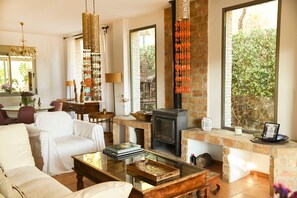 Een televisie en een open haard