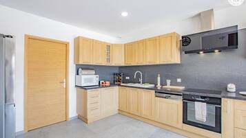 Een microgolfoven, een oven, een vaatwasser