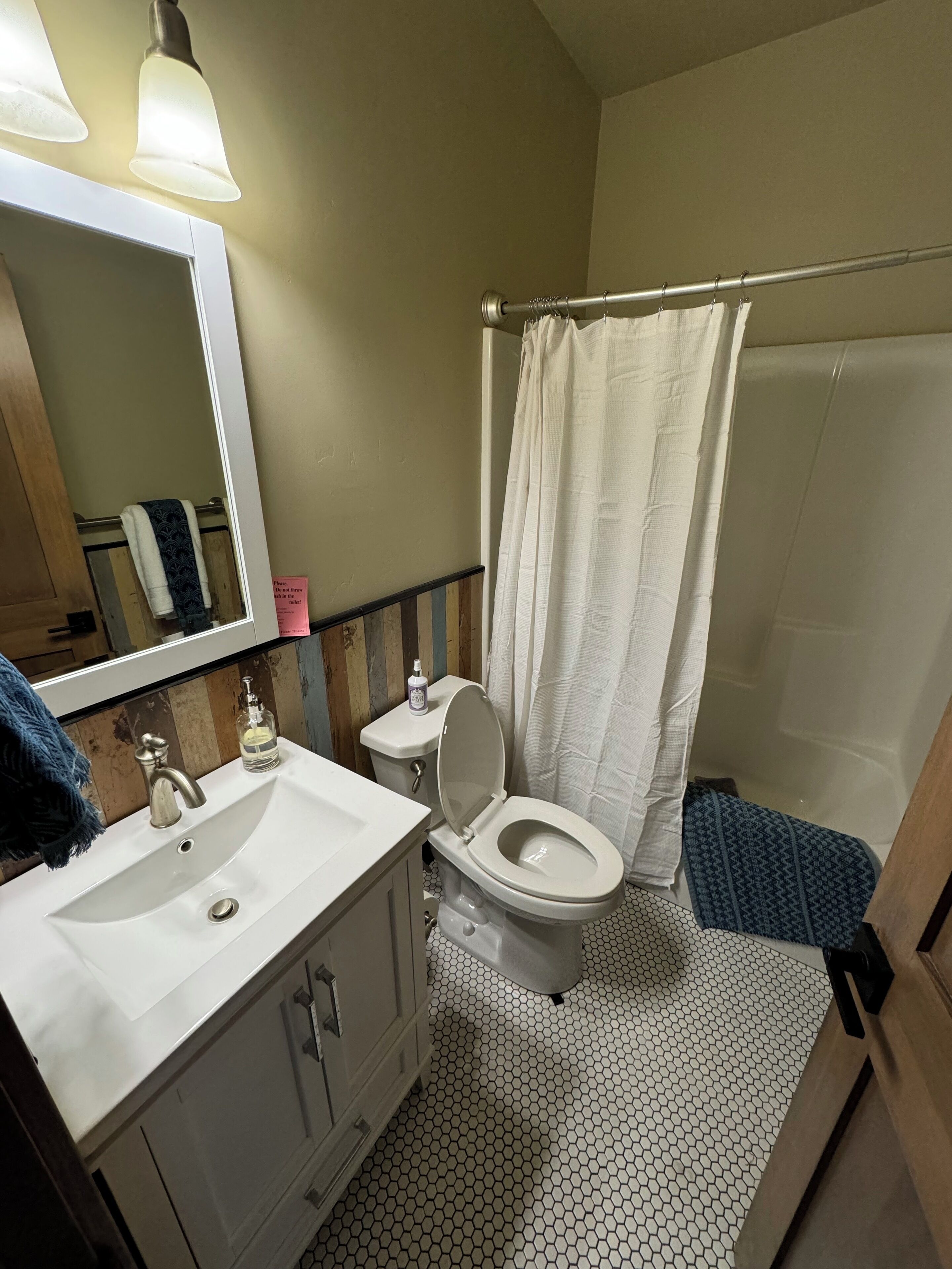 Cozy 2-Bedroom Located Between Whitefish and Columbia Falls