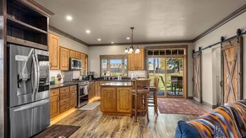 Frigorífico, microondas, horno y placa de cocina