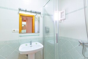Douche, sèche-cheveux, serviettes fournies