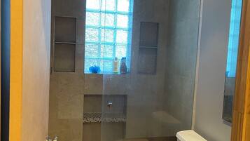 Bruser, hårtørrer, håndklæder, Sæbe