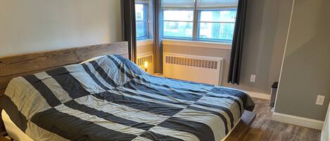 2 habitaciones, tabla de planchar con plancha, wifi y ropa de cama