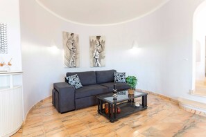 TV - Villa Matibora by HelloVacations (Albufeira)