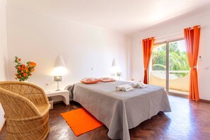 3 dormitorios, tabla de planchar con plancha, ropa de cama