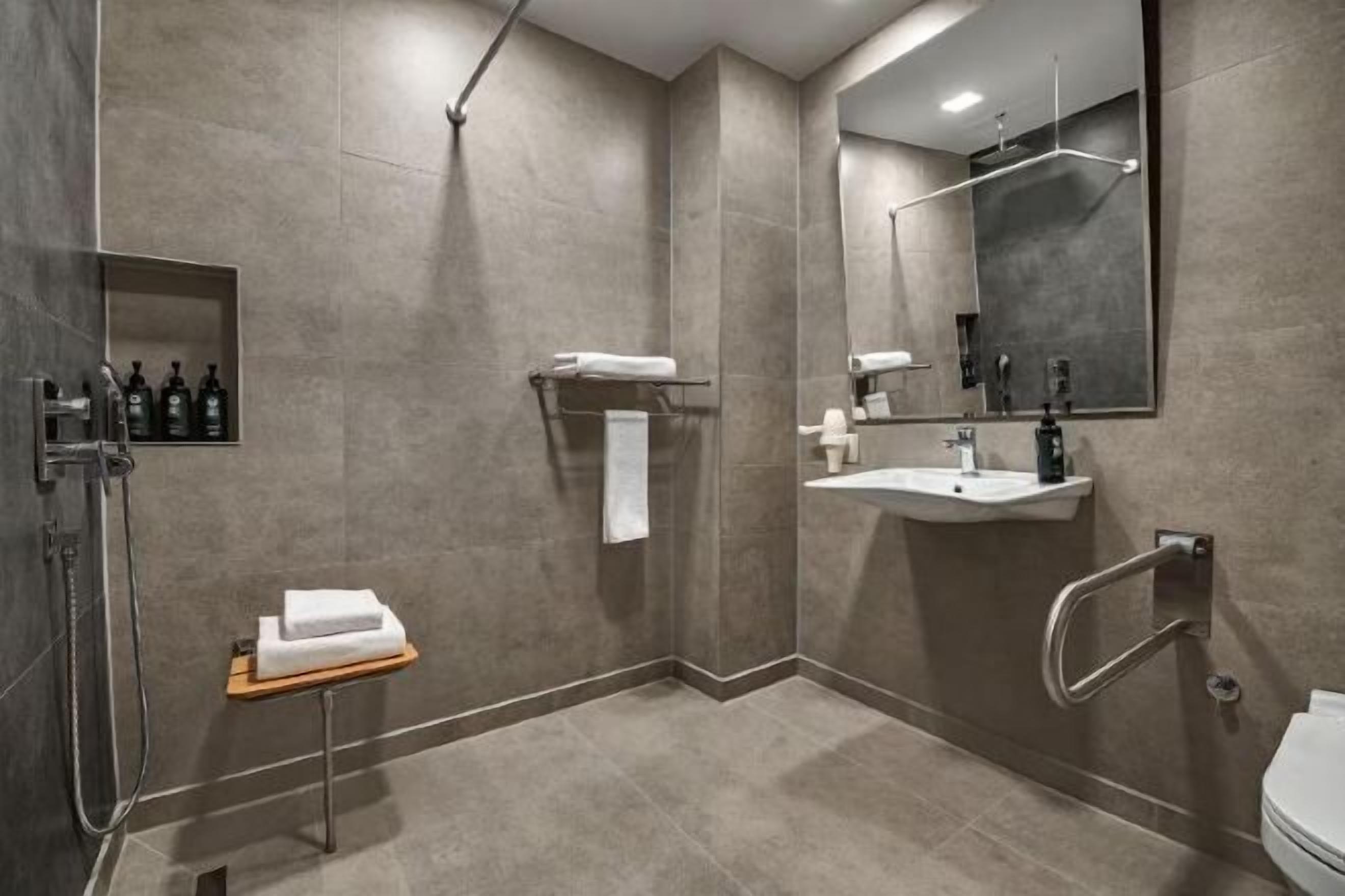 Badkamer | Een douche, een regendouche, een haardroger, pantoffels