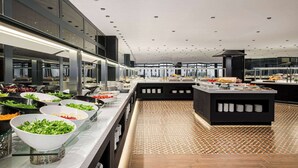 Ein modernes Buffet mit verschiedenen Speiseauslagen und einer zentralen Insel.